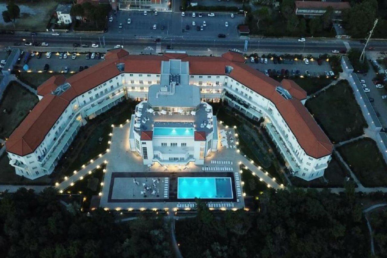 Toscana Charme Resort Tirrenia Esterno foto Aerial view of the hotel