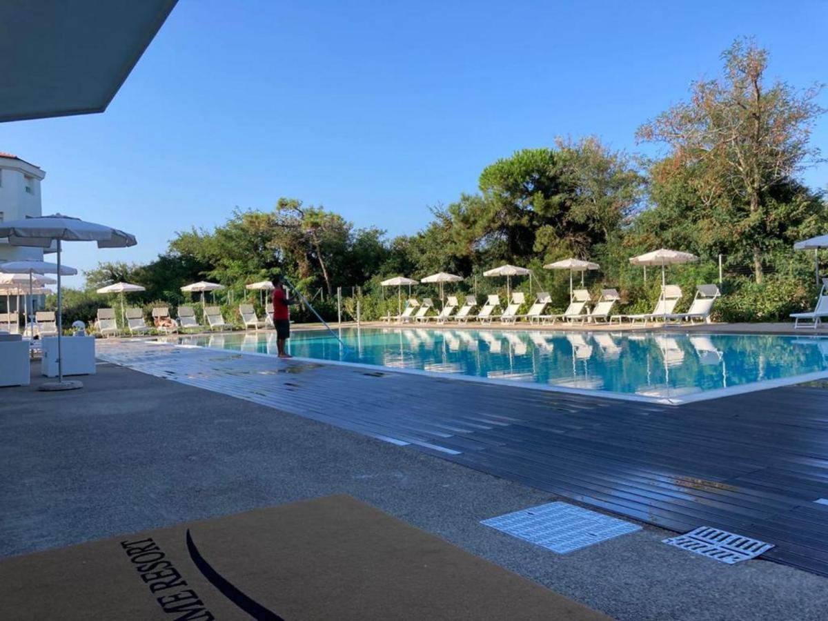 Toscana Charme Resort Tirrenia Esterno foto The pool at the hotel
