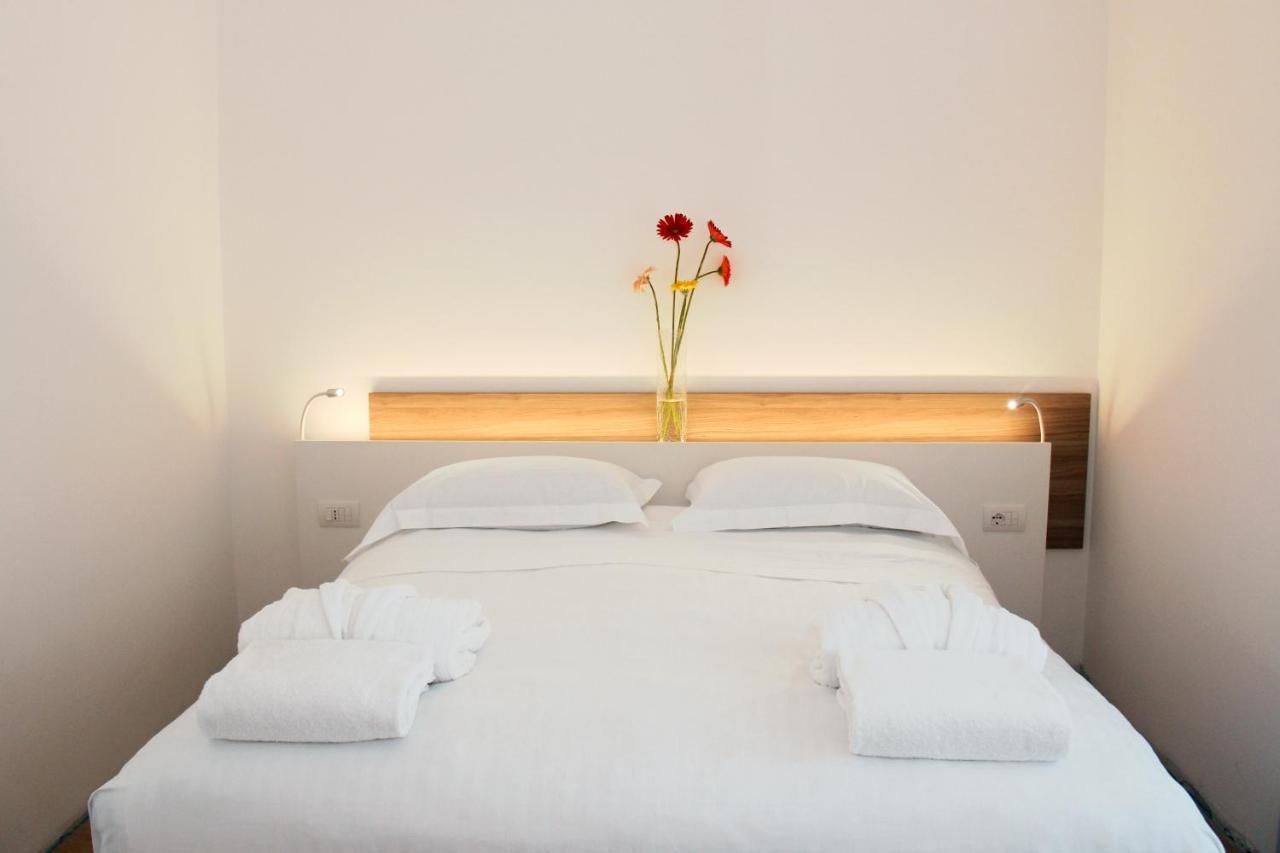 Toscana Charme Resort Tirrenia Esterno foto A room at the hotel