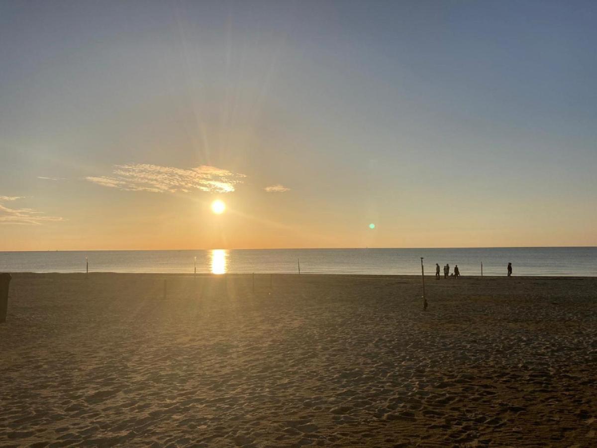 Toscana Charme Resort Tirrenia Esterno foto Sunset at the beach
