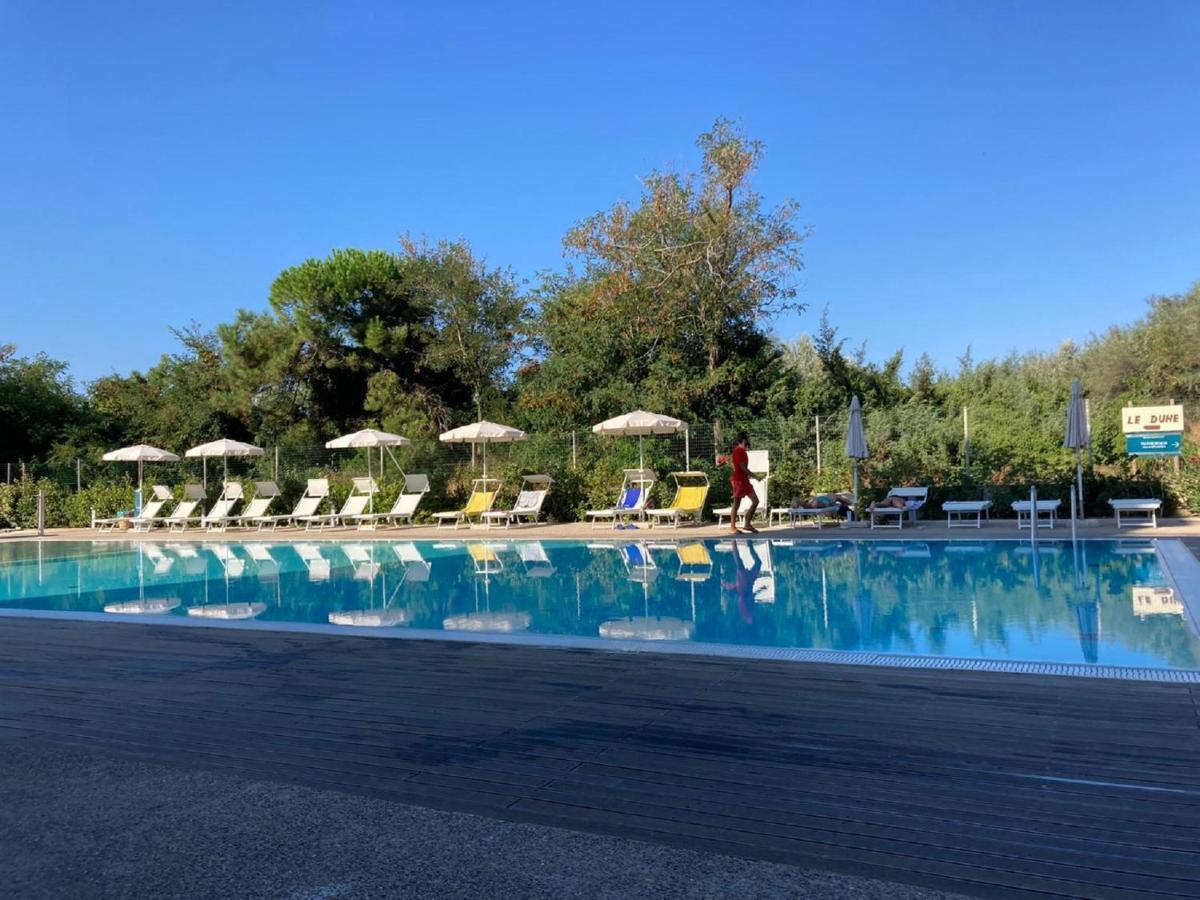 Toscana Charme Resort Tirrenia Esterno foto The swimming pool at the complex