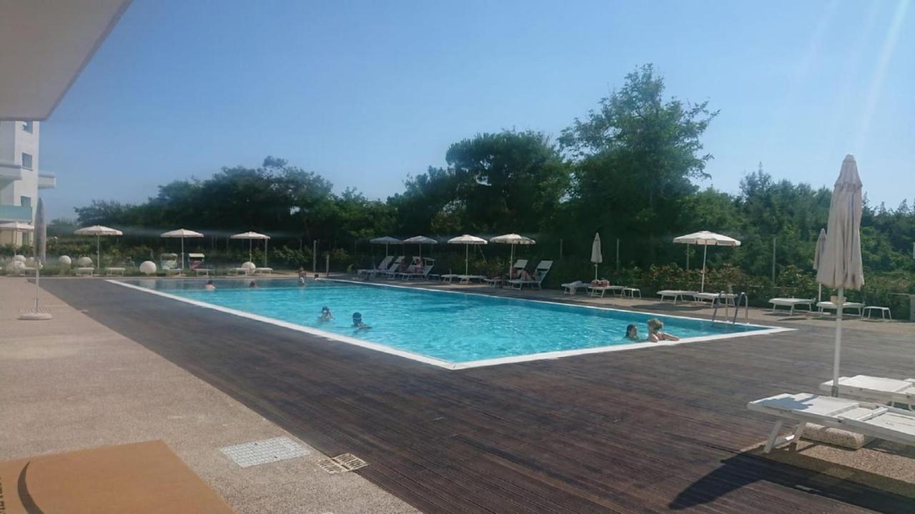 Toscana Charme Resort Tirrenia Esterno foto The swimming pool