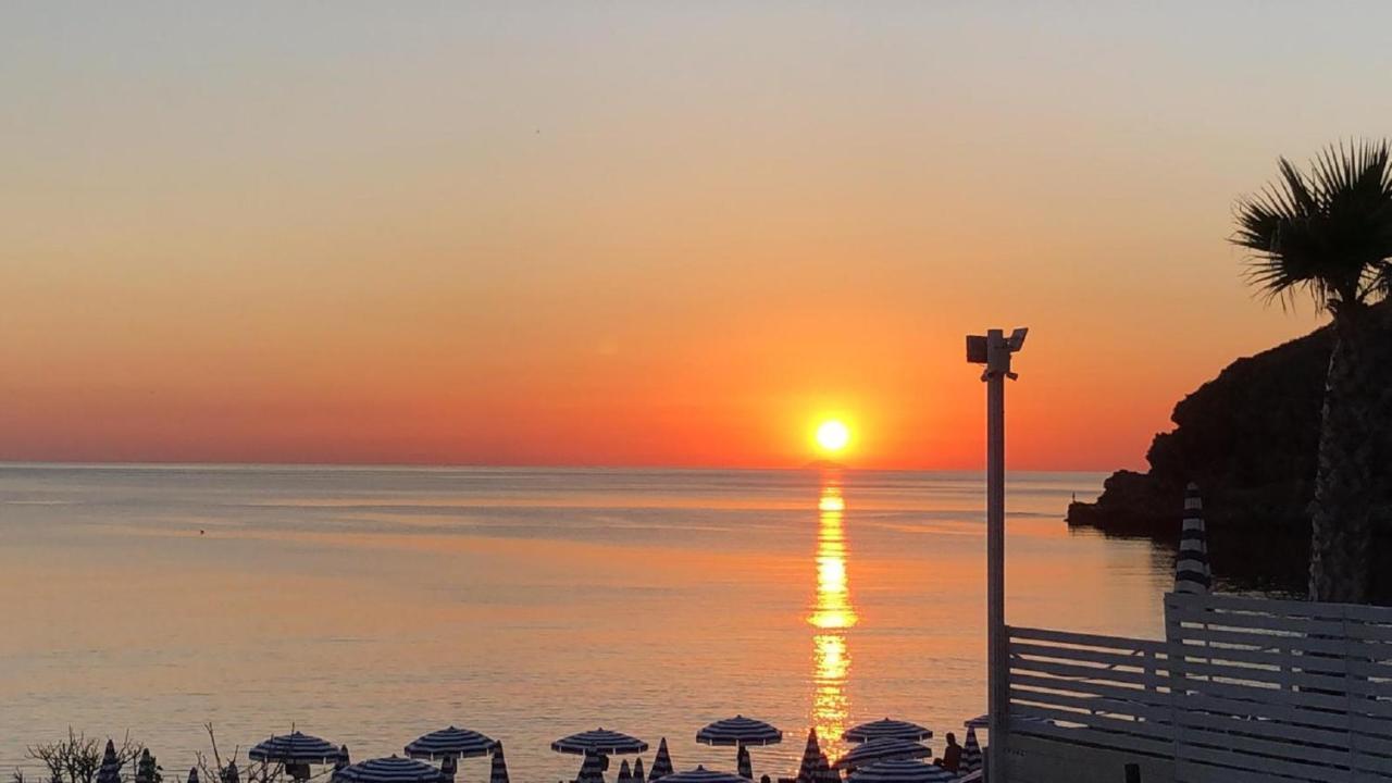 Toscana Charme Resort Tirrenia Esterno foto Sunset at the beach