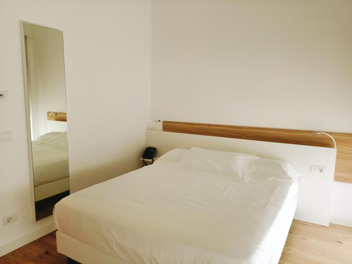 Toscana Charme Resort Tirrenia Esterno foto A bedroom at the hotel