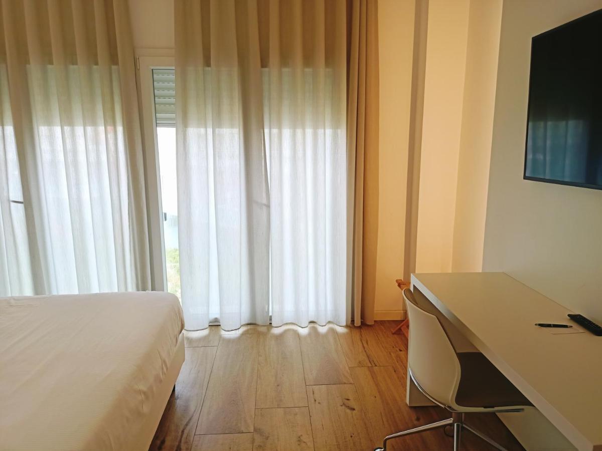 Toscana Charme Resort Tirrenia Esterno foto A room at the hotel