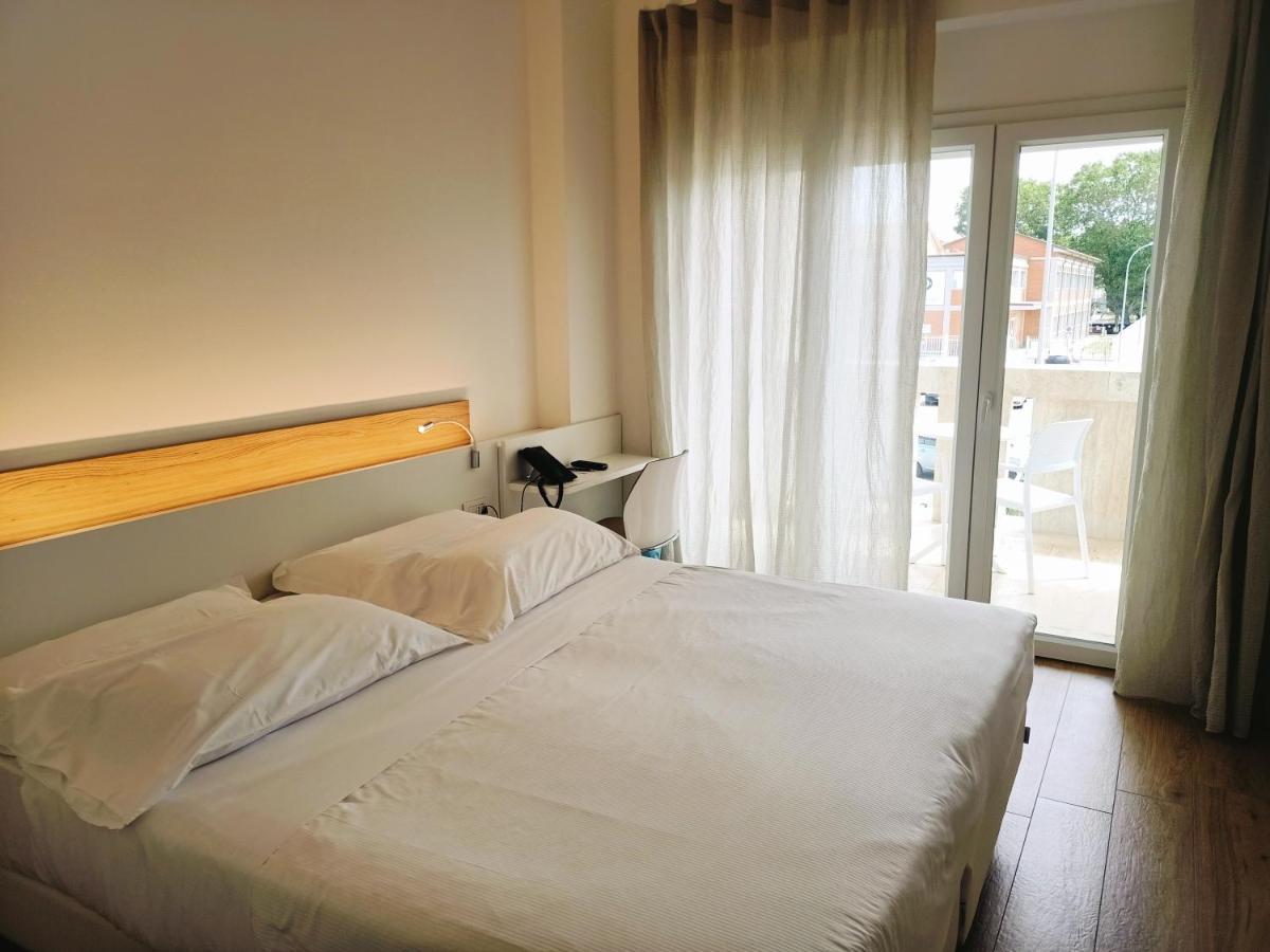 Toscana Charme Resort Tirrenia Esterno foto A room at the hotel