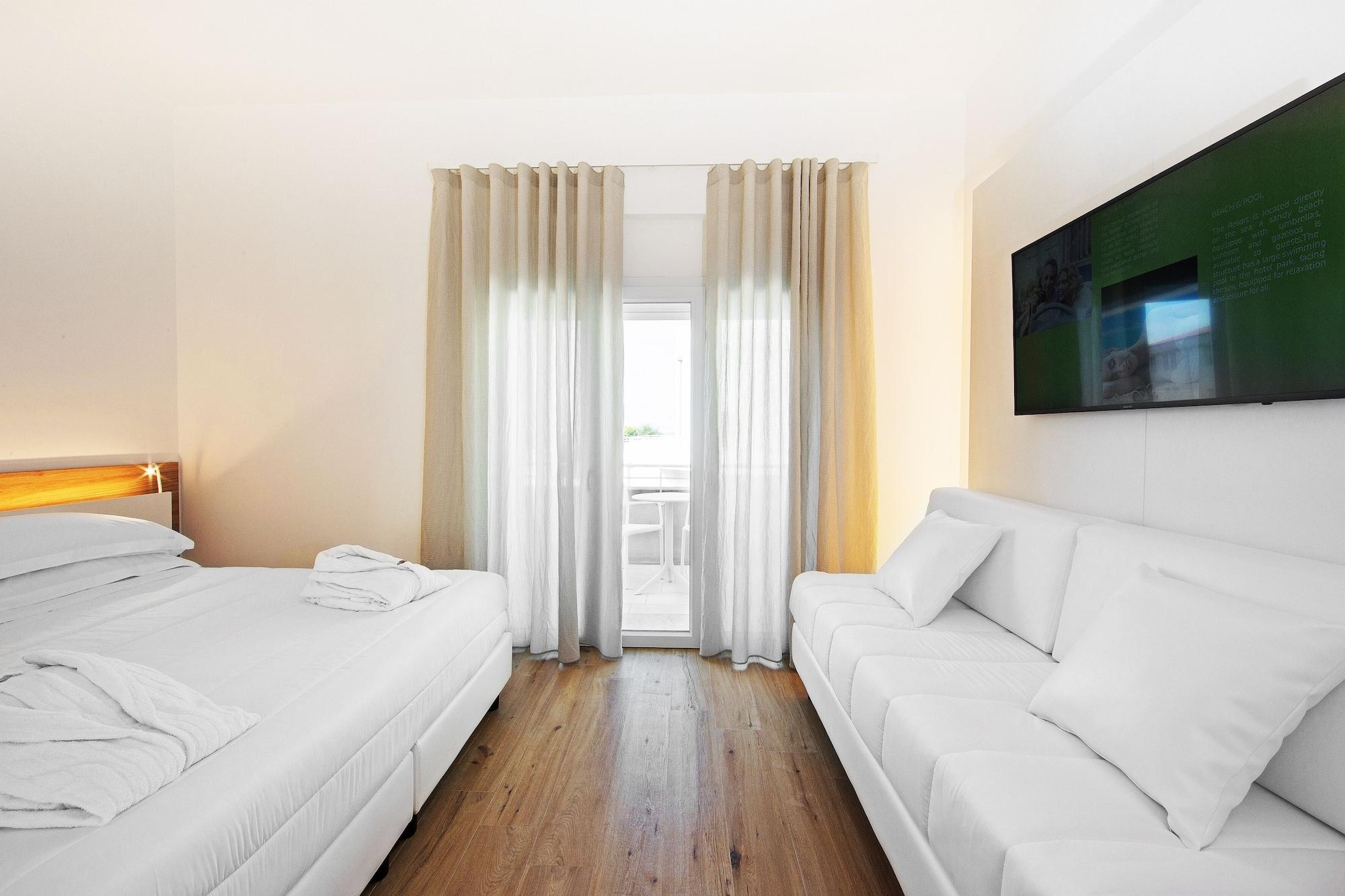 Toscana Charme Resort Tirrenia Esterno foto A room at the hotel
