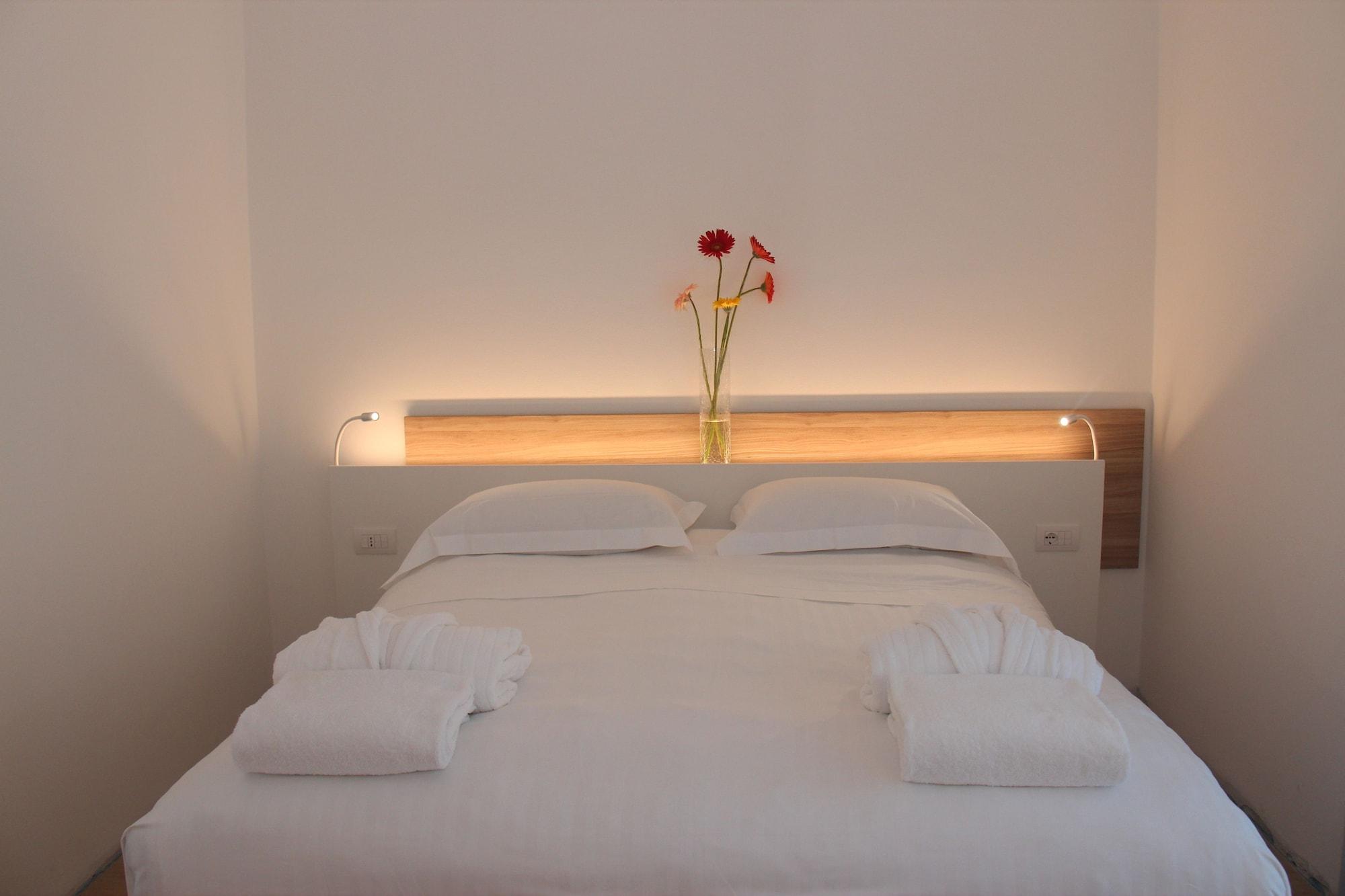 Toscana Charme Resort Tirrenia Esterno foto A bedroom at the hotel