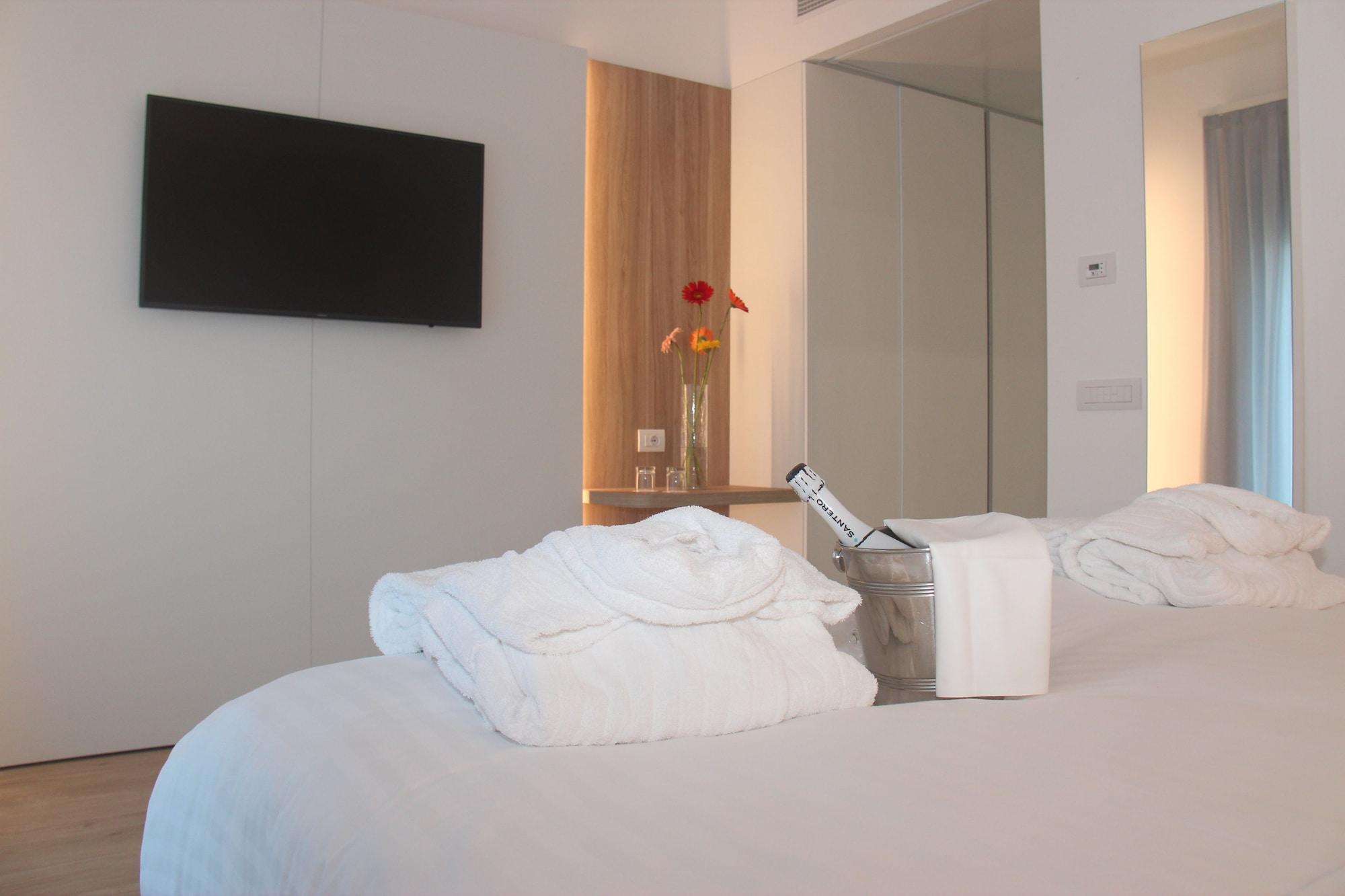Toscana Charme Resort Tirrenia Esterno foto A room at the hotel