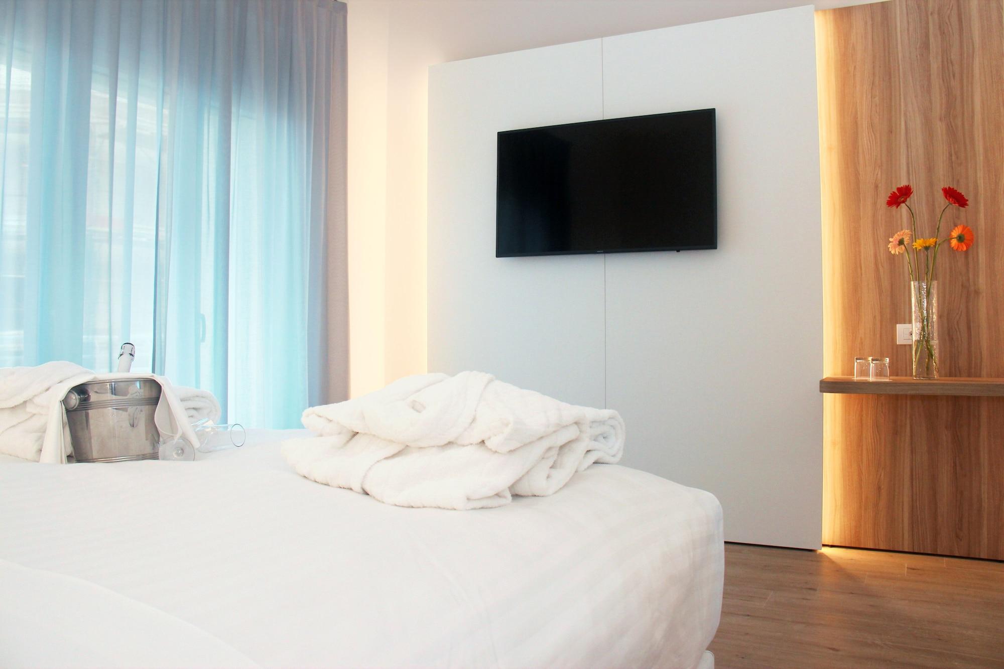 Toscana Charme Resort Tirrenia Esterno foto A room at the hotel