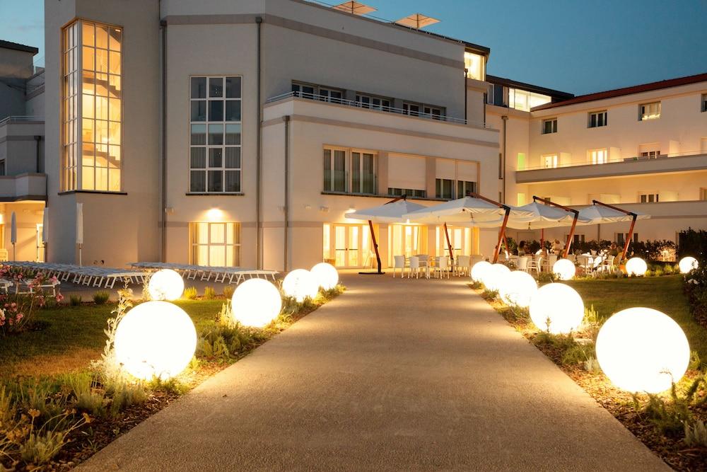 Toscana Charme Resort Tirrenia Esterno foto The hotel at night