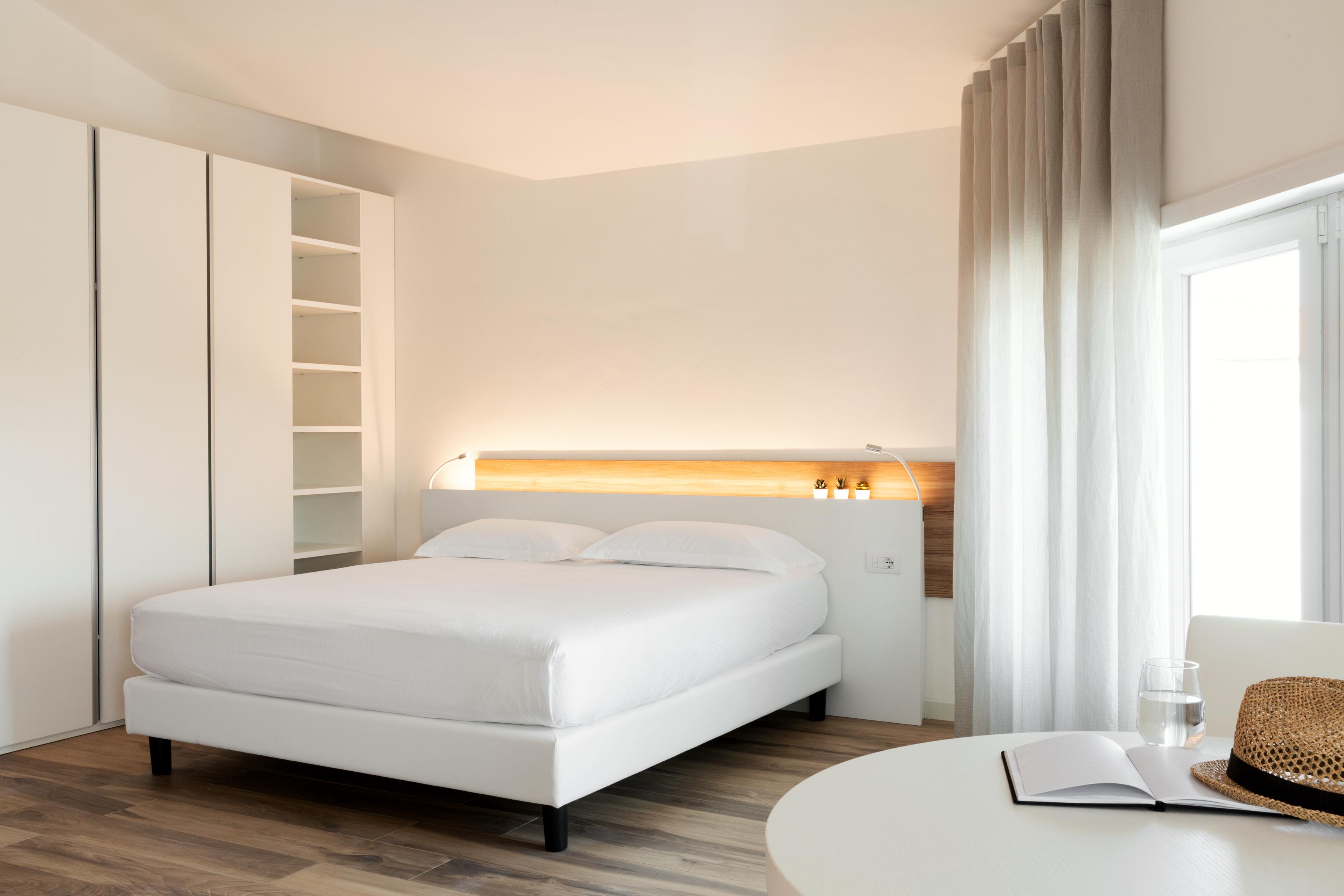 Toscana Charme Resort Tirrenia Esterno foto A room at the hotel