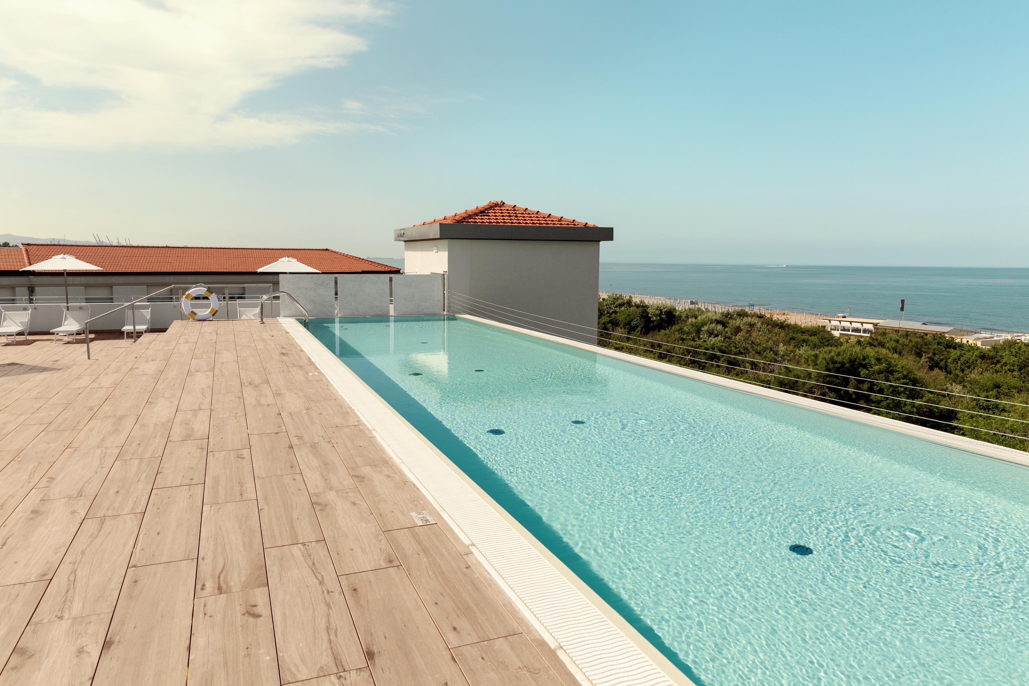 Toscana Charme Resort Tirrenia Esterno foto Rooftop pool at the Hotel