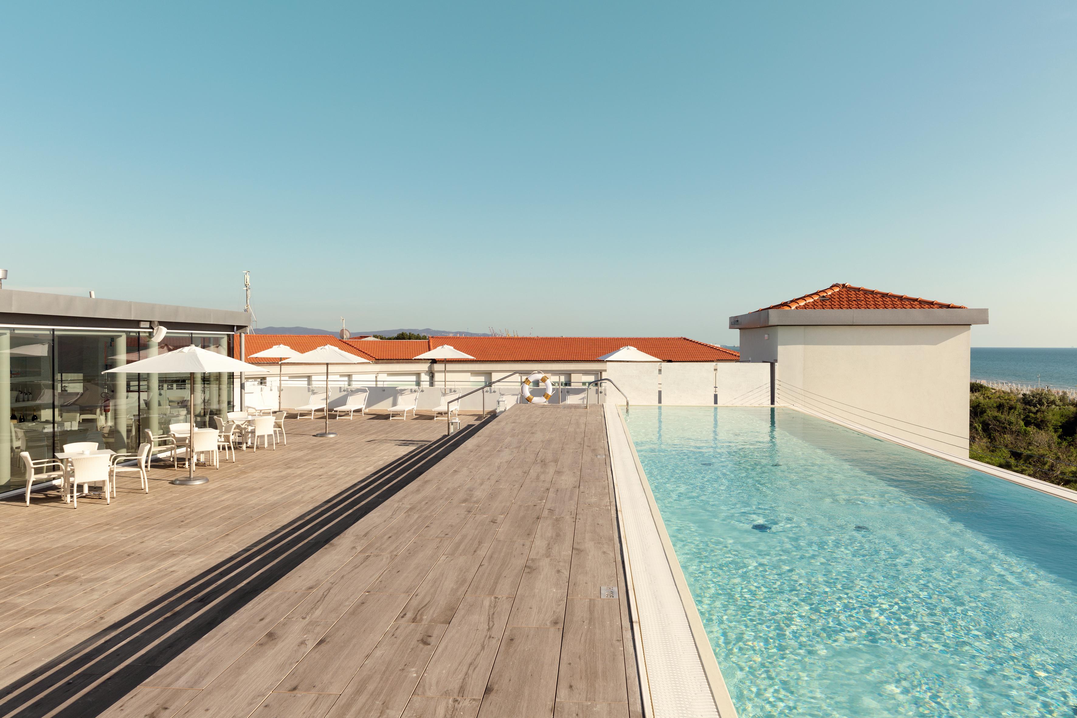 Toscana Charme Resort Tirrenia Esterno foto Rooftop pool at the Hotel