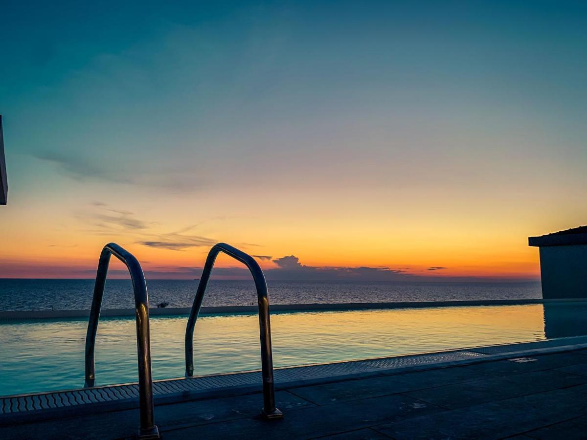 Toscana Charme Resort Tirrenia Esterno foto Sunset at the pool