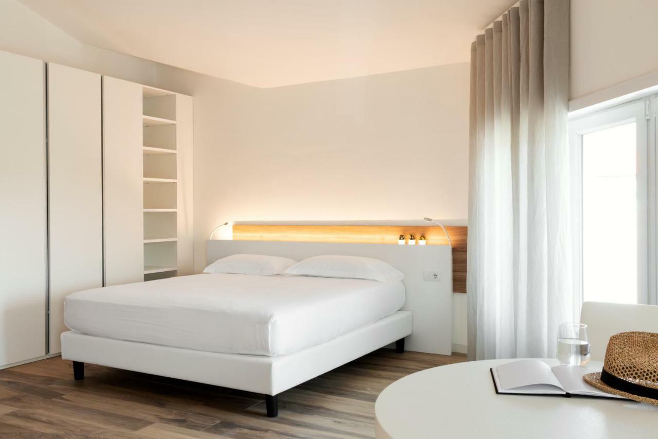 Toscana Charme Resort Tirrenia Esterno foto A room at the hotel