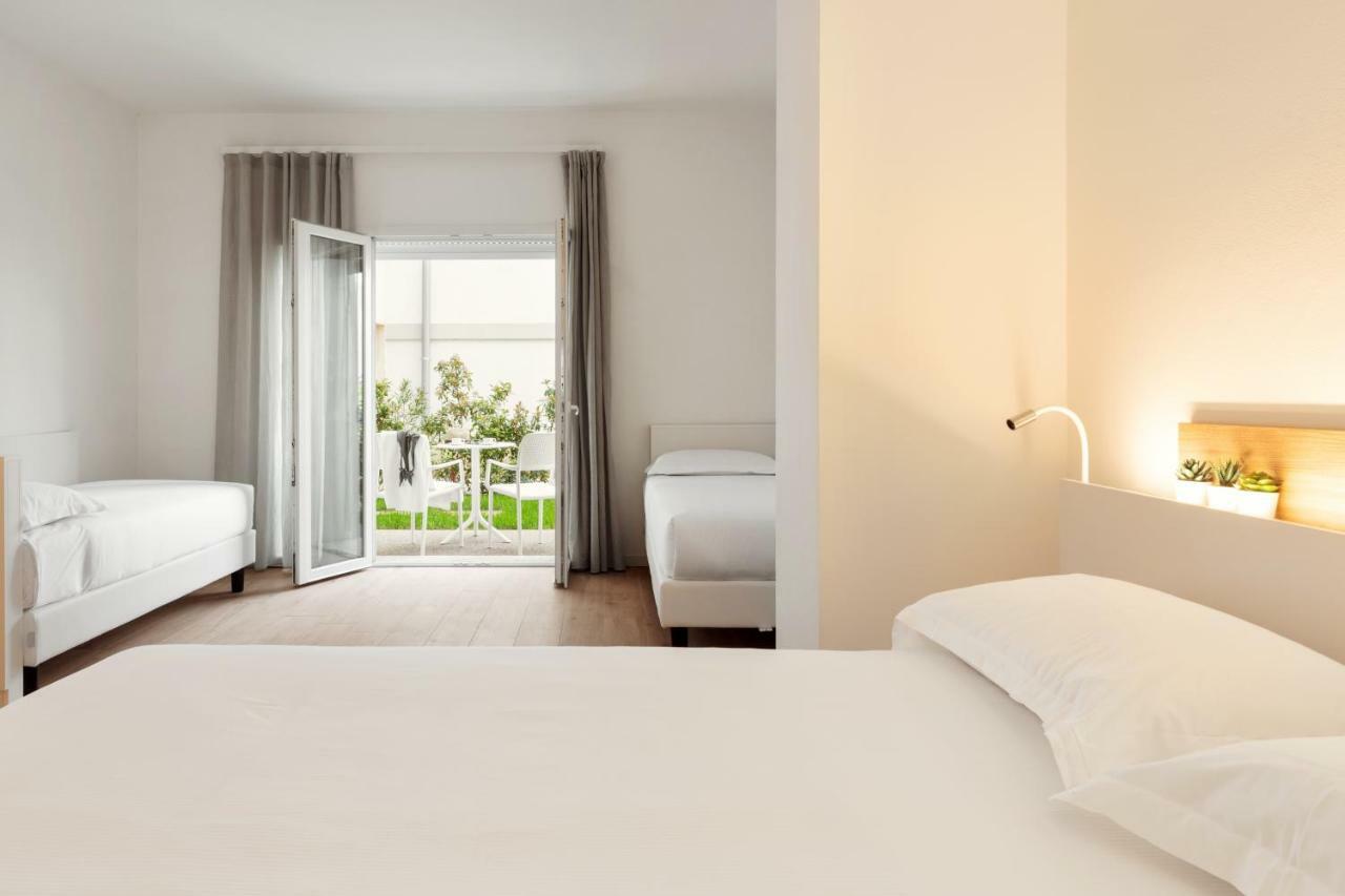 Toscana Charme Resort Tirrenia Esterno foto A room at the hotel