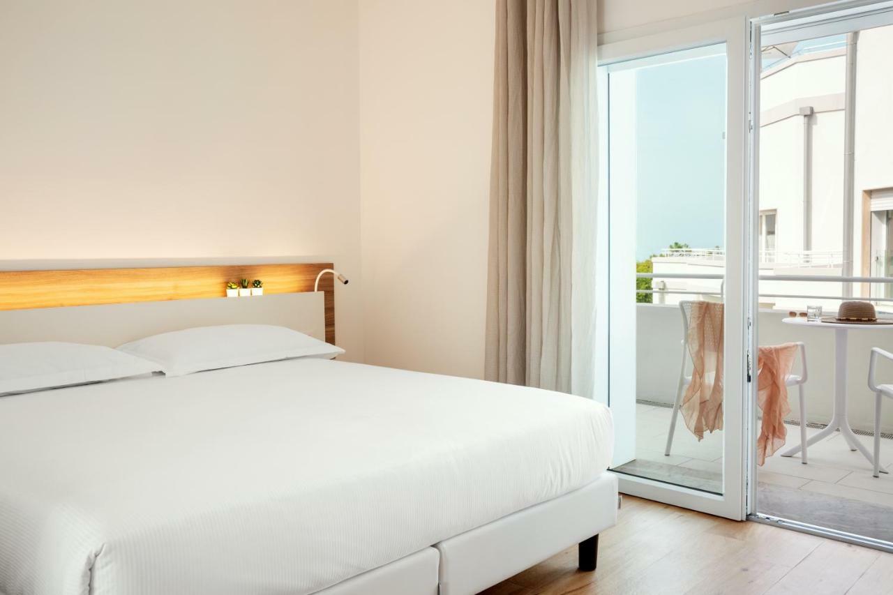 Toscana Charme Resort Tirrenia Esterno foto A room at the hotel
