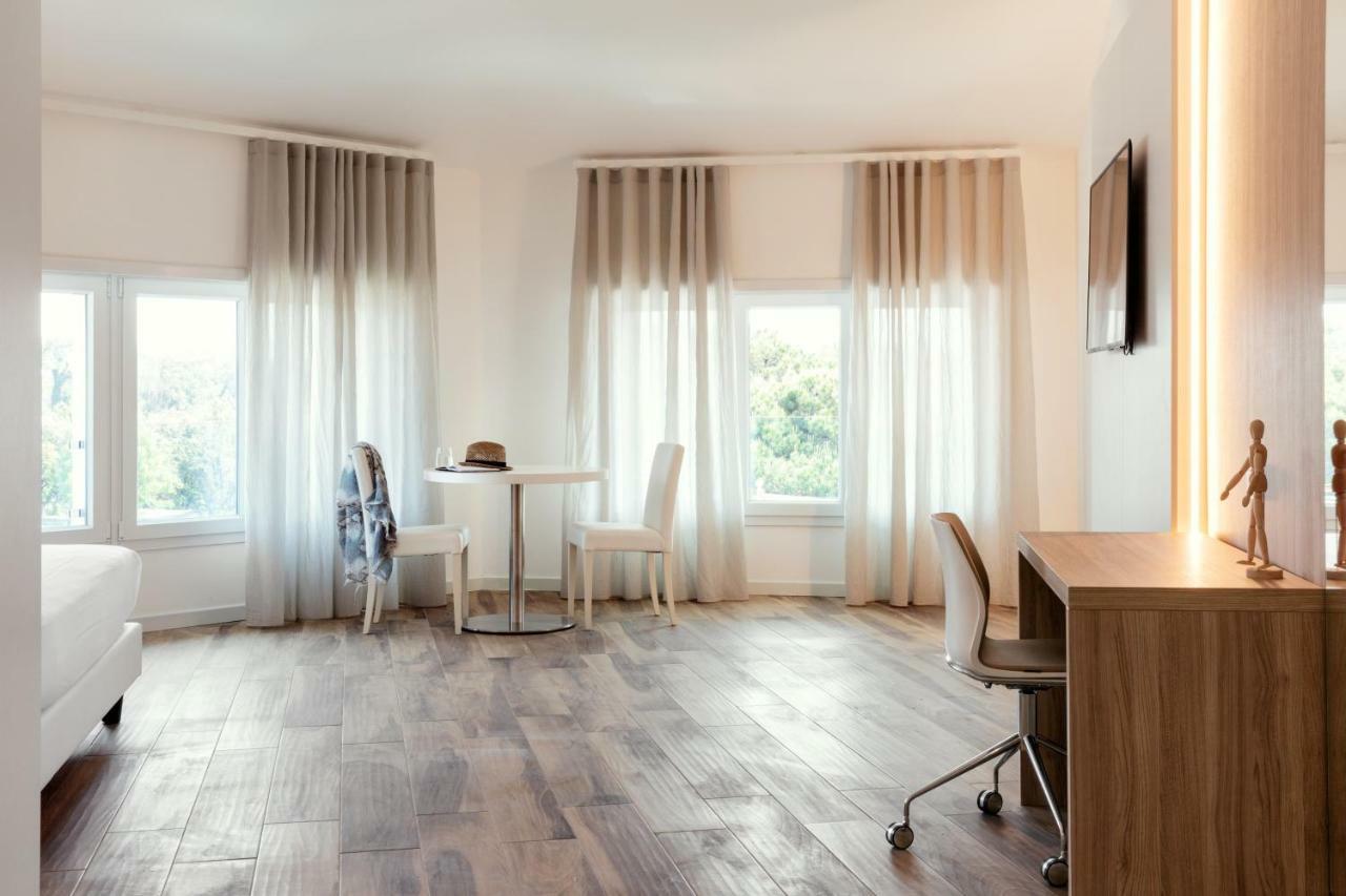 Toscana Charme Resort Tirrenia Esterno foto A room at the hotel