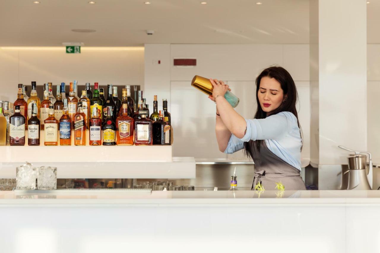 Toscana Charme Resort Tirrenia Esterno foto A bartender at work