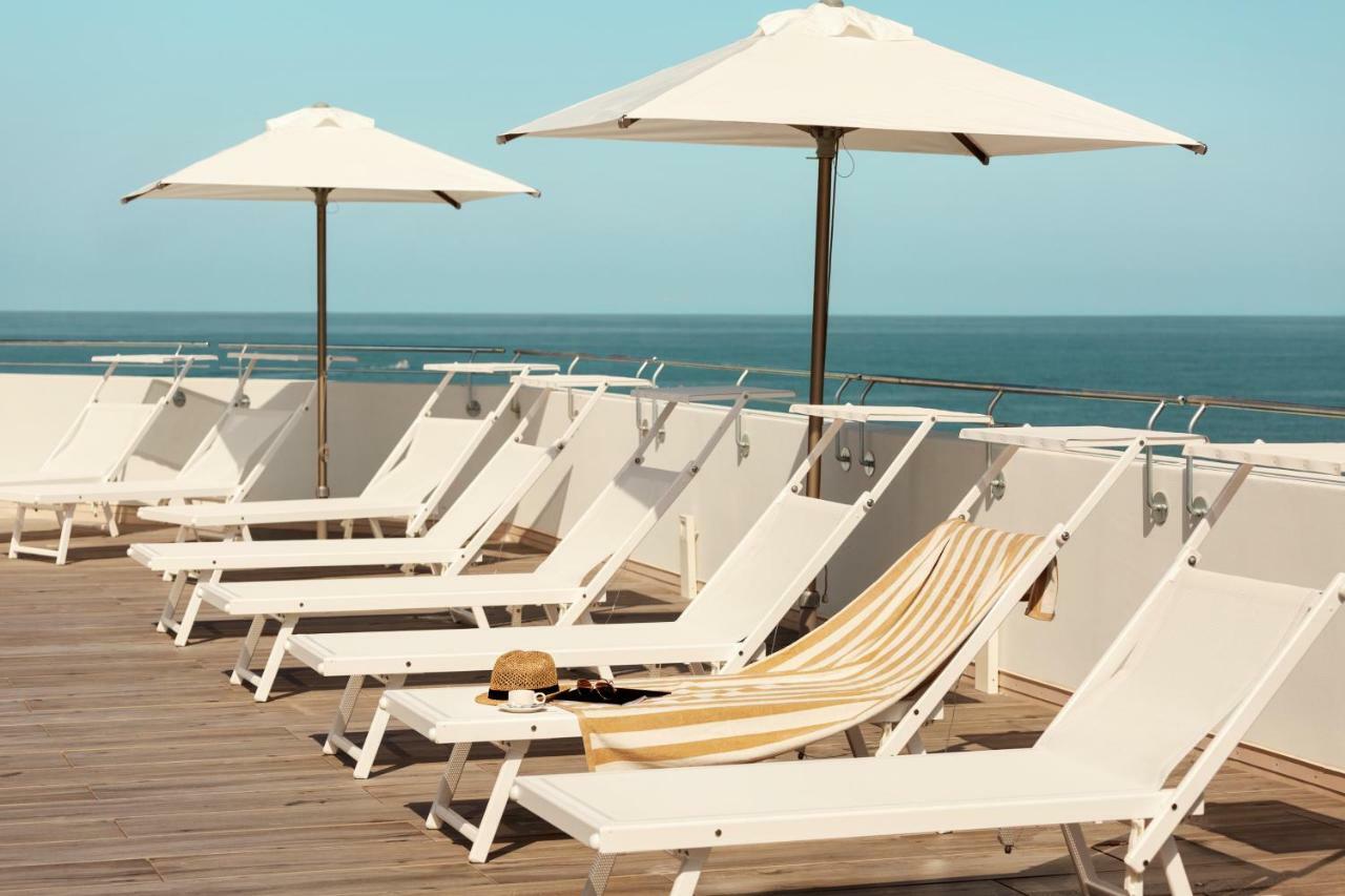 Toscana Charme Resort Tirrenia Esterno foto Sunloungers on a cruise ship