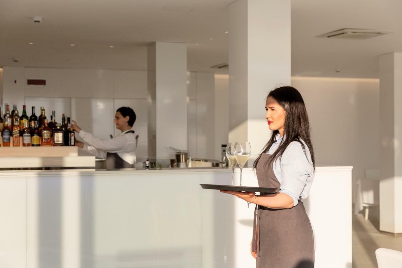 Toscana Charme Resort Tirrenia Esterno foto A waitress at work