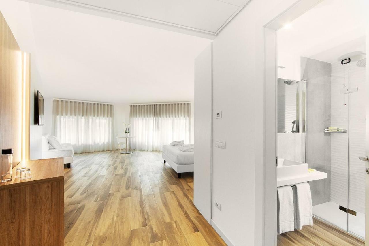 Toscana Charme Resort Tirrenia Esterno foto A room at the hotel