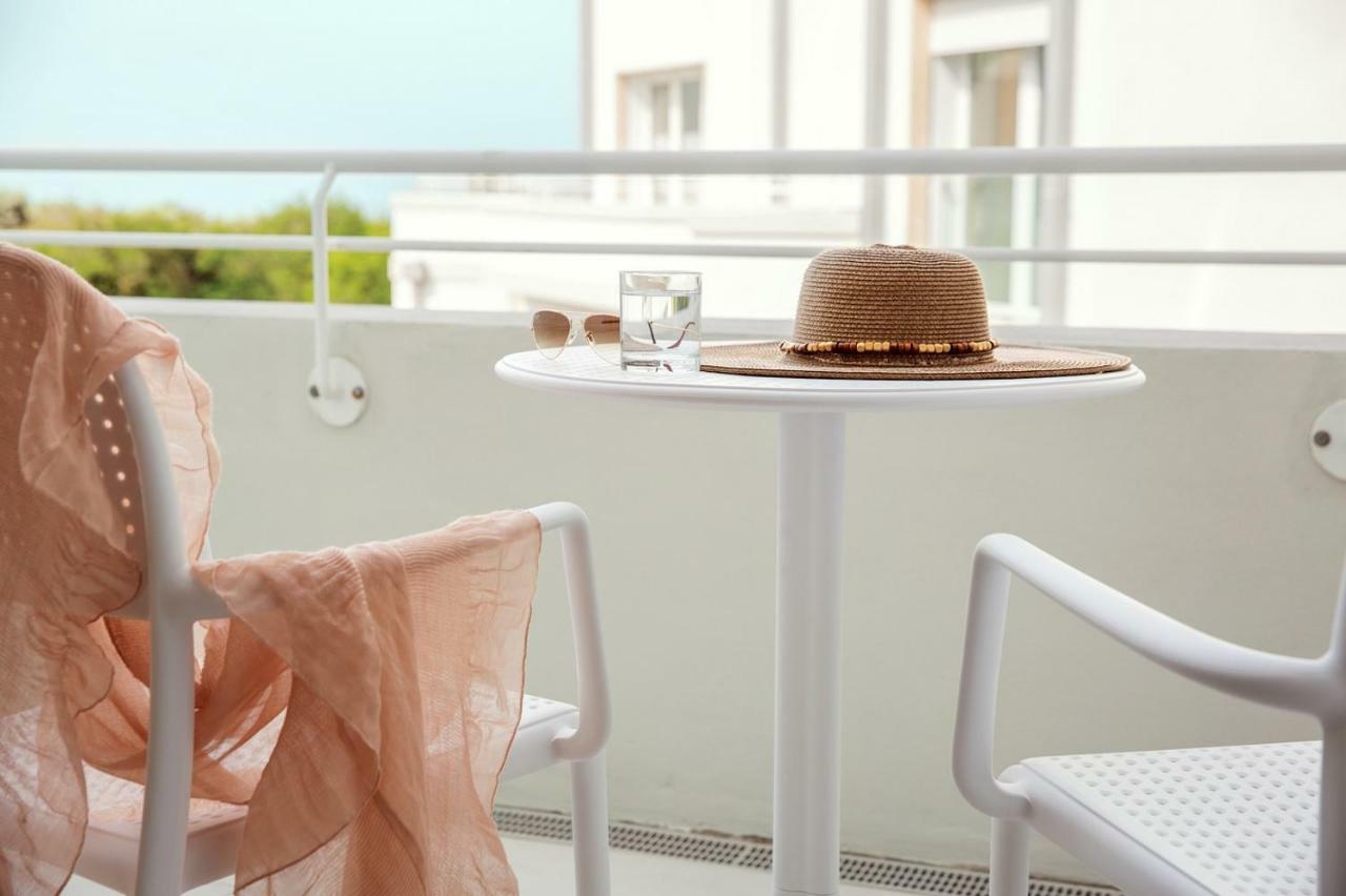 Toscana Charme Resort Tirrenia Esterno foto A balcony