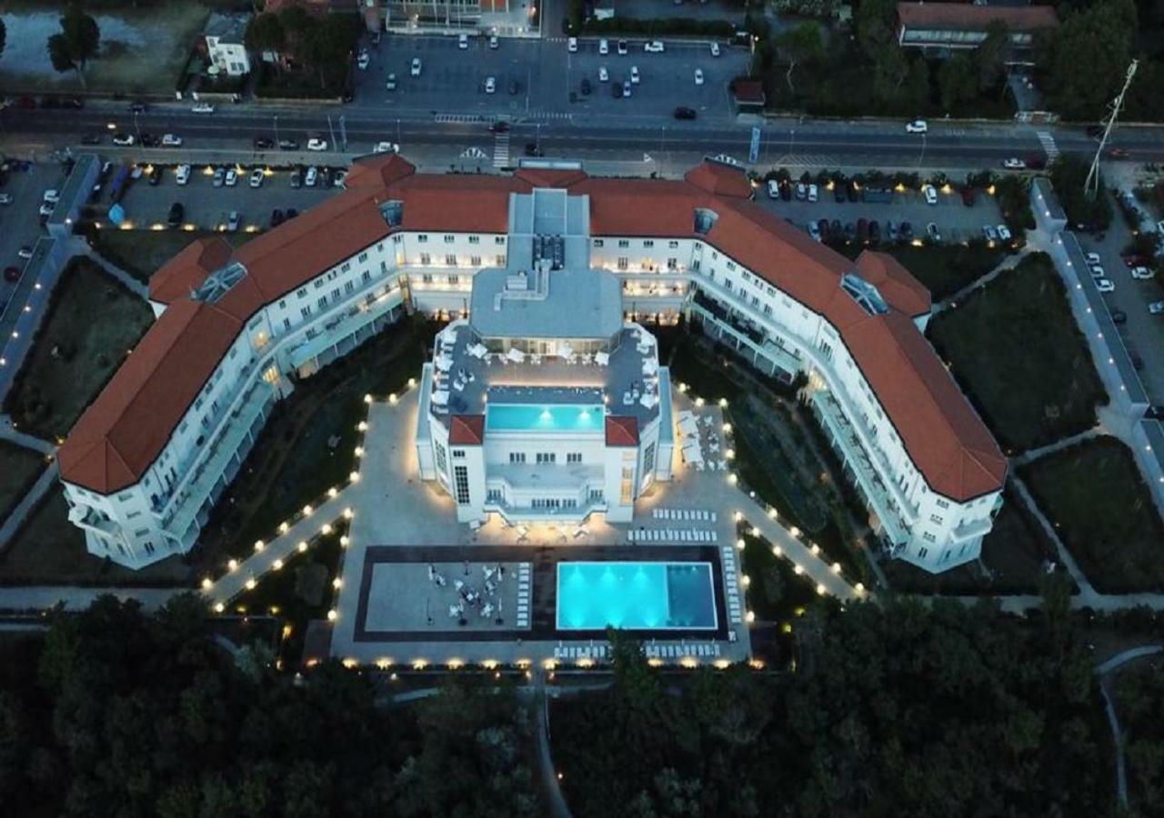 Toscana Charme Resort Tirrenia Esterno foto Aerial view of the hotel